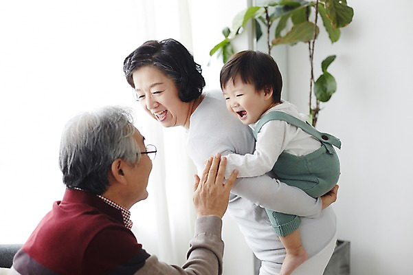 포토 JPG 스튜디오촬영 여자 할아버지 노년 남자 할머니 가족 손자 실내 서기 미소 앉기 상반신 옆모습 세명 실버라이프 화목 한국인 육아 아기 60대 손주 업기 육아라이프 돌봄 국내포토 라이프스타일 뷰포인트 컨셉 관계 모션 표정 사람 동양인 성인 내부 파일형식