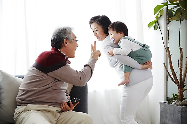 포토 JPG 스튜디오촬영 전신 여자 할아버지 노년 남자 할머니 가족 손자 실내 서기 앉기 상반신 옆모습 세명 실버라이프 소파 화목 한국인 육아 아기 60대 손주 업기 육아라이프 돌봄 국내포토 라이프스타일 뷰포인트 컨셉 의자 관계 모션 사람 동양인 성인 내부 파일형식