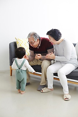 포토 JPG 스튜디오촬영 전신 여자 할아버지 노년 남자 할머니 가족 손자 실내 서기 앉기 앞모습 뒷모습 세명 실버라이프 소파 화목 한국인 육아 아기 60대 손주 육아라이프 돌봄 국내포토 라이프스타일 뷰포인트 컨셉 의자 관계 모션 사람 동양인 성인 내부 파일형식