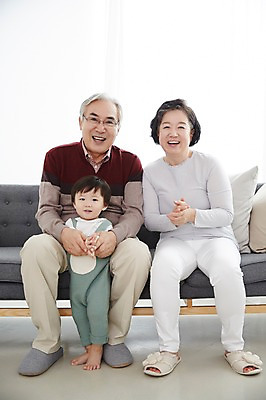 포토 JPG 스튜디오촬영 전신 여자 할아버지 노년 남자 할머니 가족 손자 실내 서기 미소 앉기 앞모습 세명 실버라이프 소파 화목 한국인 육아 아기 60대 손주 육아라이프 돌봄 국내포토 라이프스타일 뷰포인트 컨셉 의자 관계 모션 표정 사람 동양인 성인 내부 파일형식