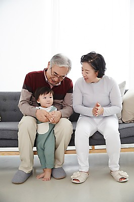 포토 JPG 스튜디오촬영 전신 여자 할아버지 노년 남자 할머니 가족 손자 실내 서기 미소 앉기 앞모습 세명 실버라이프 소파 화목 한국인 육아 아기 60대 손주 육아라이프 돌봄 국내포토 라이프스타일 뷰포인트 컨셉 의자 관계 모션 표정 사람 동양인 성인 내부 파일형식