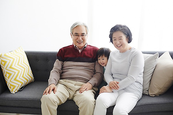 포토 JPG 스튜디오촬영 여자 할아버지 노년 남자 할머니 가족 손자 실내 미소 앉기 상반신 앞모습 세명 실버라이프 소파 화목 한국인 육아 아기 60대 손주 육아라이프 돌봄 국내포토 라이프스타일 뷰포인트 컨셉 의자 관계 모션 표정 사람 동양인 성인 내부 파일형식