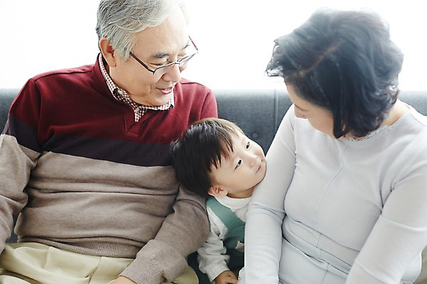 포토 JPG 스튜디오촬영 여자 할아버지 노년 남자 할머니 가족 손자 실내 미소 앉기 상반신 앞모습 세명 실버라이프 소파 화목 한국인 육아 아기 60대 손주 육아라이프 돌봄 국내포토 라이프스타일 뷰포인트 컨셉 의자 관계 모션 표정 사람 동양인 성인 내부 파일형식