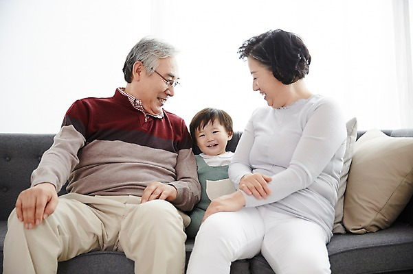 포토 JPG 스튜디오촬영 여자 할아버지 노년 남자 할머니 가족 손자 실내 미소 앉기 상반신 앞모습 세명 실버라이프 소파 화목 한국인 육아 아기 60대 손주 육아라이프 돌봄 국내포토 라이프스타일 뷰포인트 컨셉 의자 관계 모션 표정 사람 동양인 성인 내부 파일형식