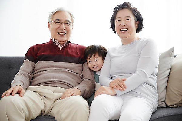 포토 JPG 스튜디오촬영 여자 할아버지 노년 남자 할머니 가족 손자 실내 앉기 세명 실버라이프 소파 화목 한국인 육아 아기 60대 손주 육아라이프 돌봄 국내포토 라이프스타일 컨셉 의자 관계 모션 사람 동양인 성인 내부 파일형식