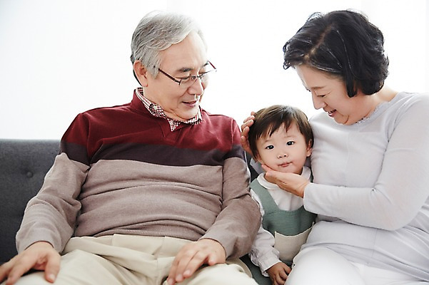 포토 JPG 스튜디오촬영 여자 할아버지 노년 남자 할머니 가족 손자 실내 미소 앉기 상반신 앞모습 세명 실버라이프 소파 화목 한국인 육아 아기 60대 손주 육아라이프 돌봄 국내포토 라이프스타일 뷰포인트 컨셉 의자 관계 모션 표정 사람 동양인 성인 내부 파일형식