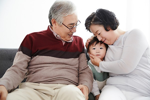 포토 JPG 스튜디오촬영 여자 할아버지 노년 남자 할머니 가족 손자 실내 미소 앉기 상반신 앞모습 세명 실버라이프 소파 화목 한국인 육아 아기 60대 손주 육아라이프 돌봄 국내포토 라이프스타일 뷰포인트 컨셉 의자 관계 모션 표정 사람 동양인 성인 내부 파일형식