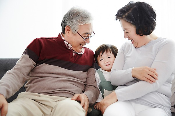 포토 JPG 스튜디오촬영 여자 할아버지 노년 남자 할머니 가족 손자 실내 미소 앉기 상반신 앞모습 세명 실버라이프 소파 화목 한국인 육아 아기 60대 손주 육아라이프 돌봄 국내포토 라이프스타일 뷰포인트 컨셉 의자 관계 모션 표정 사람 동양인 성인 내부 파일형식
