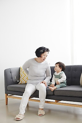 포토 JPG 스튜디오촬영 전신 여자 노년 남자 할머니 가족 손자 실내 앉기 두명 앞모습 실버라이프 소파 화목 한국인 육아 아기 60대 육아라이프 돌봄 국내포토 라이프스타일 뷰포인트 컨셉 의자 관계 모션 사람 동양인 성인 내부 손주 파일형식