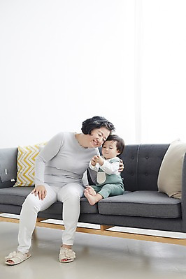 포토 JPG 스튜디오촬영 전신 여자 노년 남자 할머니 가족 손자 실내 앉기 두명 앞모습 실버라이프 소파 화목 한국인 육아 아기 60대 육아라이프 돌봄 국내포토 라이프스타일 뷰포인트 컨셉 의자 관계 모션 사람 동양인 성인 내부 손주 파일형식