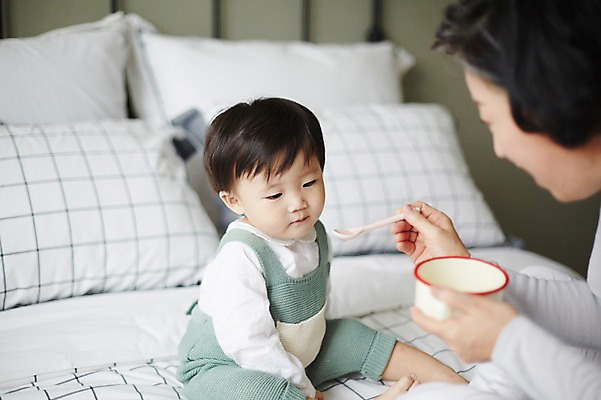 포토 JPG 스튜디오촬영 여자 노년 남자 할머니 가족 손자 실내 앉기 상반신 두명 앞모습 옆모습 실버라이프 화목 한국인 육아 침대 아기 60대 먹여주기 이유식 육아라이프 돌봄 국내포토 라이프스타일 음식 뷰포인트 가구 컨셉 관계 모션 사람 동양인 성인 내부 먹기 손주 파일형식