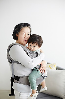 포토 JPG 스튜디오촬영 전신 여자 노년 남자 할머니 가족 안기 손자 실내 서기 상반신 두명 옆모습 실버라이프 화목 한국인 육아 아기 60대 육아라이프 돌봄 국내포토 라이프스타일 뷰포인트 컨셉 관계 모션 사람 동양인 성인 내부 손주 파일형식