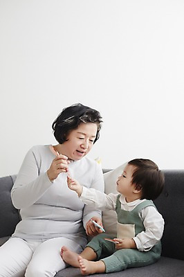포토 JPG 스튜디오촬영 전신 여자 노년 남자 할머니 가족 손자 실내 앉기 상반신 두명 앞모습 실버라이프 소파 화목 한국인 육아 아기 60대 육아라이프 돌봄 국내포토 라이프스타일 뷰포인트 컨셉 의자 관계 모션 사람 동양인 성인 내부 손주 파일형식