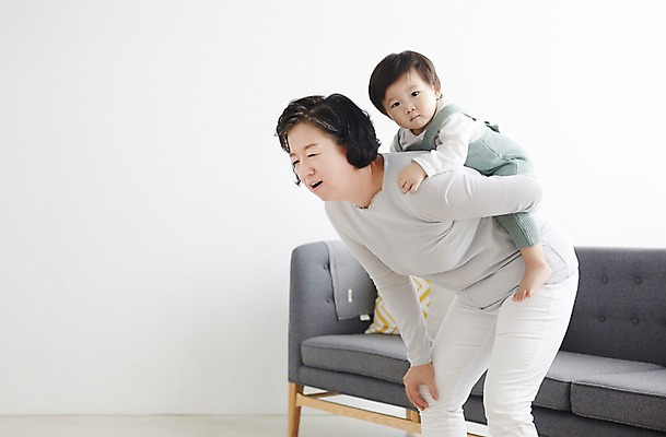 포토 JPG 스튜디오촬영 전신 여자 노년 남자 할머니 가족 손자 실내 서기 상반신 두명 옆모습 실버라이프 소파 화목 한국인 육아 아기 60대 업기 육아라이프 돌봄 국내포토 라이프스타일 뷰포인트 컨셉 의자 관계 모션 사람 동양인 성인 내부 손주 파일형식