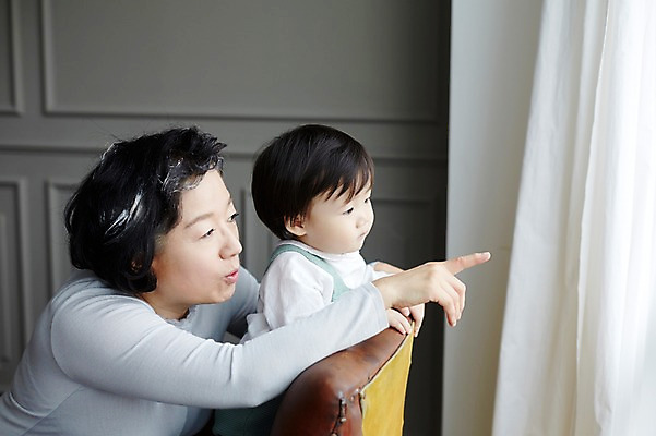 포토 JPG 스튜디오촬영 응시 여자 노년 남자 할머니 가족 손자 실내 앉기 상반신 두명 옆모습 실버라이프 화목 한국인 육아 가리킴 아기 60대 육아라이프 돌봄 국내포토 라이프스타일 시선 뷰포인트 컨셉 관계 모션 사람 동양인 손짓 성인 내부 손주 파일형식