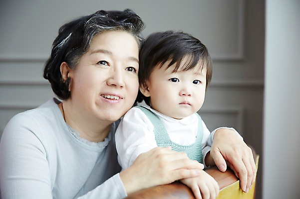 포토 JPG 스튜디오촬영 응시 여자 노년 남자 할머니 가족 손자 실내 미소 상반신 두명 앞모습 실버라이프 화목 한국인 육아 아기 60대 육아라이프 돌봄 국내포토 라이프스타일 시선 뷰포인트 컨셉 관계 모션 표정 사람 동양인 성인 내부 손주 파일형식