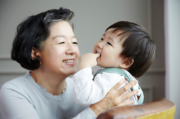 포토 JPG 스튜디오촬영 여자 노년 남자 할머니 가족 손자 실내 미소 앉기 상반신 두명 옆모습 실버라이프 화목 한국인 육아 아기 60대 육아라이프 돌봄 국내포토 라이프스타일 뷰포인트 컨셉 관계 모션 표정 사람 동양인 성인 내부 손주 파일형식