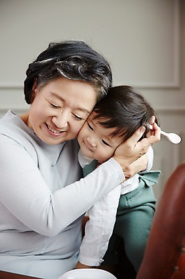 포토 JPG 스튜디오촬영 여자 노년 남자 할머니 가족 손자 실내 미소 앉기 상반신 두명 앞모습 실버라이프 화목 한국인 육아 아기 60대 육아라이프 돌봄 국내포토 라이프스타일 뷰포인트 컨셉 관계 모션 표정 사람 동양인 성인 내부 손주 파일형식