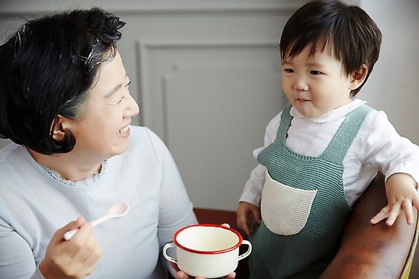 포토 JPG 스튜디오촬영 여자 노년 남자 할머니 가족 손자 실내 미소 앉기 상반신 두명 앞모습 실버라이프 화목 한국인 육아 아기 60대 먹기 이유식 육아라이프 돌봄 국내포토 라이프스타일 음식 뷰포인트 컨셉 관계 모션 표정 사람 동양인 성인 내부 손주 파일형식