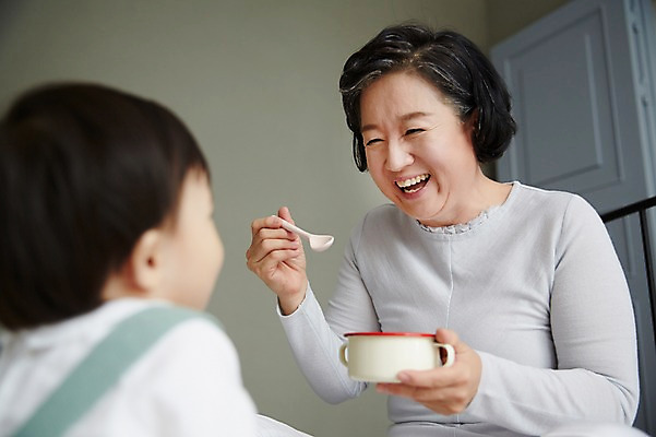 포토 JPG 스튜디오촬영 여자 노년 남자 할머니 가족 손자 실내 미소 앉기 상반신 두명 앞모습 뒷모습 실버라이프 화목 한국인 육아 아기 60대 먹기 이유식 육아라이프 돌봄 국내포토 라이프스타일 음식 뷰포인트 컨셉 관계 모션 표정 사람 동양인 성인 내부 손주 파일형식