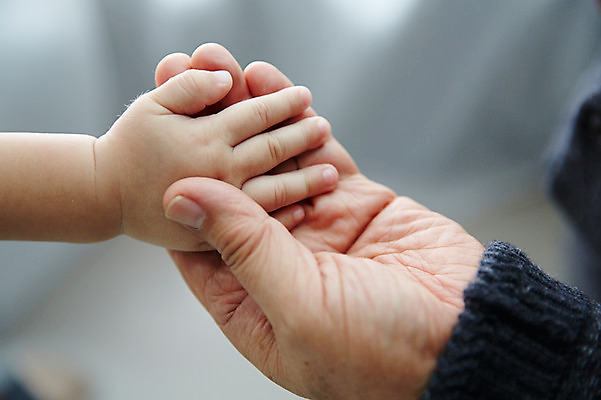 포토 JPG 스튜디오촬영 손 여자 노년 남자 할머니 가족 손자 실내 두명 신체부위 실버라이프 손잡기 화목 한국인 육아 아기 60대 육아라이프 돌봄 국내포토 라이프스타일 컨셉 관계 모션 사람 동양인 성인 내부 손주 파일형식