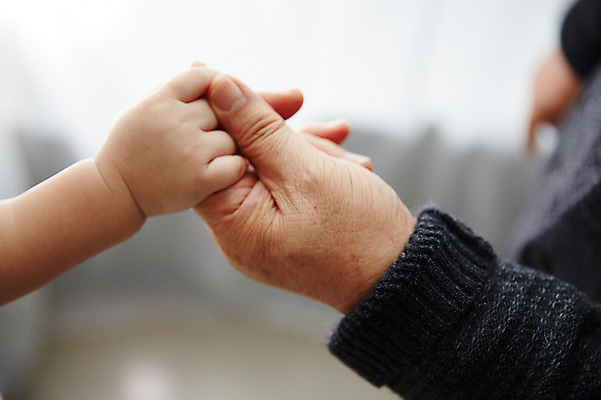 포토 JPG 스튜디오촬영 손 여자 노년 남자 할머니 가족 손자 실내 두명 신체부위 실버라이프 손잡기 화목 한국인 육아 아기 60대 육아라이프 돌봄 국내포토 라이프스타일 컨셉 관계 모션 사람 동양인 성인 내부 손주 파일형식