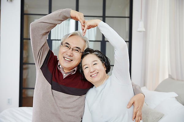 포토 JPG 스튜디오촬영 여자 할아버지 노년 남자 할머니 실내 미소 앉기 상반신 두명 앞모습 실버라이프 노부부 다정 한국인 하트 침대 60대 노인만 국내포토 모양 라이프스타일 부부 뷰포인트 가구 컨셉 모션 표정 사람 동양인 성인 내부 성인만 파일형식
