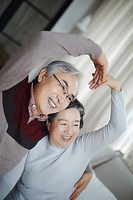 포토 JPG 스튜디오촬영 여자 할아버지 노년 남자 할머니 실내 미소 앉기 상반신 두명 앞모습 실버라이프 노부부 다정 한국인 하트 침대 60대 노인만 국내포토 모양 라이프스타일 부부 뷰포인트 가구 컨셉 모션 표정 사람 동양인 성인 내부 성인만 파일형식