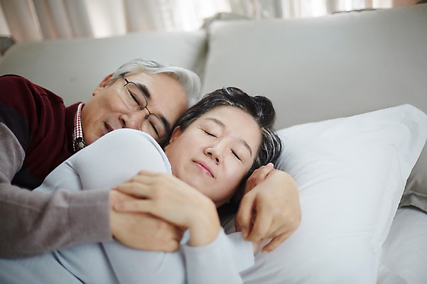 포토 JPG 스튜디오촬영 여자 할아버지 노년 남자 할머니 실내 상반신 두명 앞모습 실버라이프 눕기 눈감음 노부부 다정 한국인 침대 잠 60대 노인만 국내포토 라이프스타일 부부 뷰포인트 가구 컨셉 모션 사람 동양인 성인 내부 성인만 파일형식