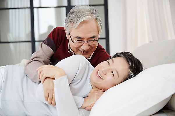 포토 JPG 스튜디오촬영 여자 할아버지 노년 남자 할머니 실내 상반신 두명 앞모습 실버라이프 눕기 노부부 다정 한국인 침대 60대 노인만 국내포토 라이프스타일 부부 뷰포인트 가구 컨셉 모션 사람 동양인 성인 내부 성인만 파일형식