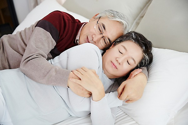 포토 JPG 스튜디오촬영 여자 할아버지 노년 남자 할머니 실내 상반신 두명 앞모습 실버라이프 눕기 눈감음 노부부 다정 한국인 침대 잠 60대 노인만 국내포토 라이프스타일 부부 뷰포인트 가구 컨셉 모션 사람 동양인 성인 내부 성인만 파일형식