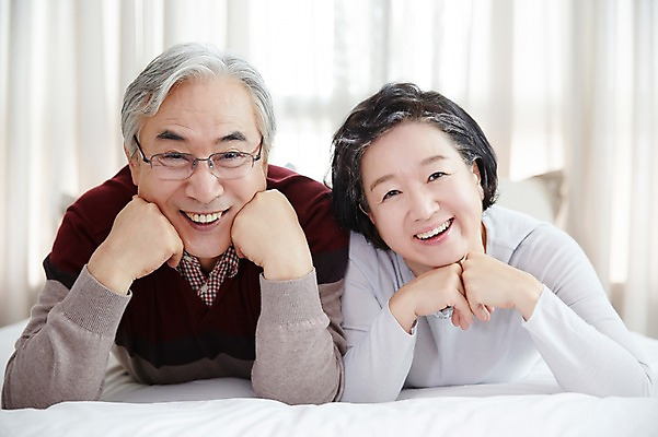 포토 JPG 스튜디오촬영 여자 할아버지 노년 남자 할머니 엎드리기 실내 미소 상반신 두명 앞모습 실버라이프 노부부 턱괴기 다정 한국인 60대 노인만 국내포토 라이프스타일 부부 뷰포인트 컨셉 모션 표정 사람 동양인 성인 내부 성인만 파일형식