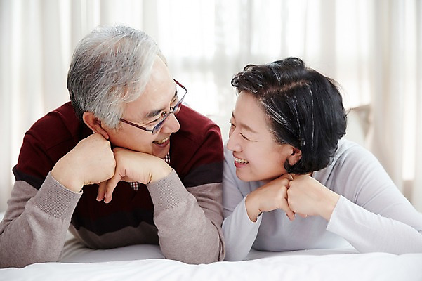 포토 JPG 스튜디오촬영 여자 할아버지 노년 남자 할머니 엎드리기 실내 미소 상반신 두명 앞모습 실버라이프 노부부 턱괴기 다정 한국인 60대 노인만 국내포토 라이프스타일 부부 뷰포인트 컨셉 모션 표정 사람 동양인 성인 내부 성인만 파일형식