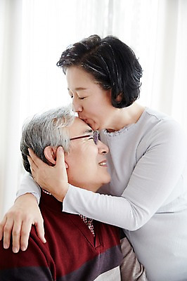 포토 JPG 스튜디오촬영 여자 할아버지 노년 남자 할머니 포옹 키스 실내 미소 상반신 두명 옆모습 실버라이프 노부부 다정 한국인 60대 노인만 국내포토 라이프스타일 부부 뷰포인트 컨셉 안기 표정 사람 동양인 성인 내부 애정표현 성인만 파일형식