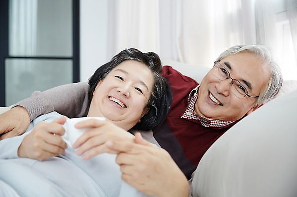 포토 JPG 스튜디오촬영 여자 할아버지 노년 남자 할머니 포옹 실내 미소 상반신 두명 앞모습 실버라이프 눕기 노부부 다정 한국인 침대 60대 노인만 국내포토 라이프스타일 부부 뷰포인트 가구 컨셉 안기 모션 표정 사람 동양인 성인 내부 성인만 파일형식