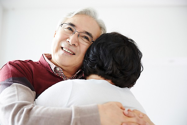 포토 JPG 스튜디오촬영 여자 할아버지 노년 남자 할머니 포옹 실내 서기 미소 상반신 두명 앞모습 뒷모습 실버라이프 노부부 다정 한국인 60대 노인만 국내포토 라이프스타일 부부 뷰포인트 컨셉 안기 모션 표정 사람 동양인 성인 내부 성인만 파일형식