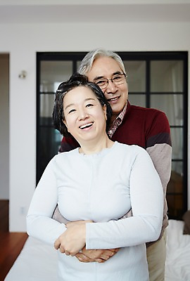 포토 JPG 스튜디오촬영 여자 할아버지 노년 남자 할머니 실내 서기 미소 상반신 두명 앞모습 실버라이프 노부부 다정 한국인 60대 백허그 노인만 국내포토 라이프스타일 부부 뷰포인트 컨셉 모션 포옹 표정 사람 동양인 성인 내부 성인만 파일형식