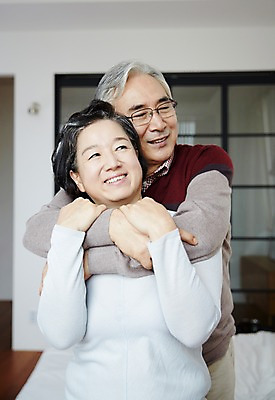 포토 JPG 스튜디오촬영 여자 할아버지 노년 남자 할머니 실내 서기 미소 상반신 두명 앞모습 실버라이프 노부부 다정 한국인 60대 백허그 노인만 국내포토 라이프스타일 부부 뷰포인트 컨셉 모션 포옹 표정 사람 동양인 성인 내부 성인만 파일형식