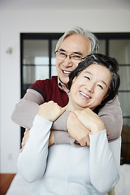 포토 JPG 스튜디오촬영 여자 할아버지 노년 남자 할머니 실내 서기 미소 상반신 두명 앞모습 실버라이프 노부부 다정 한국인 60대 백허그 노인만 국내포토 라이프스타일 부부 뷰포인트 컨셉 모션 포옹 표정 사람 동양인 성인 내부 성인만 파일형식