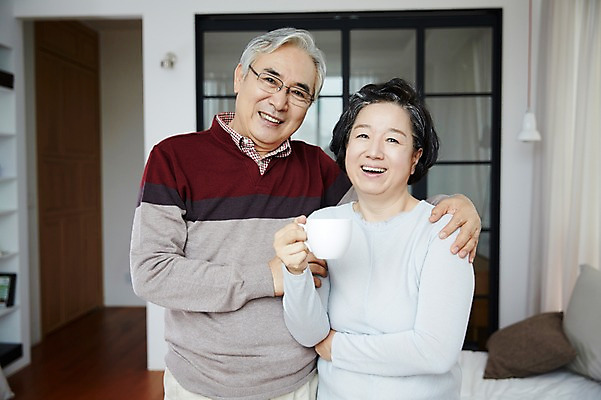 포토 JPG 스튜디오촬영 여자 할아버지 노년 남자 할머니 커피 티타임 휴식 실내 서기 미소 상반신 두명 앞모습 실버라이프 노부부 다정 한국인 60대 노인만 국내포토 라이프스타일 부부 음료 뷰포인트 컨셉 모션 표정 사람 동양인 성인 내부 성인만 파일형식