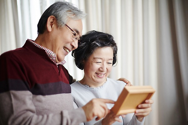 포토 JPG 스튜디오촬영 여자 할아버지 노년 남자 할머니 액자 실내 서기 미소 들기 상반신 두명 옆모습 실버라이프 노부부 다정 한국인 60대 노인만 국내포토 라이프스타일 부부 뷰포인트 컨셉 모션 표정 사람 동양인 성인 내부 성인만 파일형식