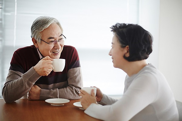 포토 JPG 스튜디오촬영 여자 할아버지 노년 남자 할머니 커피 티타임 휴식 실내 미소 들기 앉기 상반신 두명 앞모습 옆모습 실버라이프 노부부 다정 한국인 60대 노인만 국내포토 라이프스타일 부부 음료 뷰포인트 컨셉 모션 표정 사람 동양인 성인 내부 성인만 파일형식