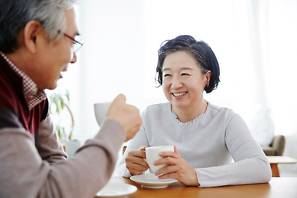 포토 JPG 스튜디오촬영 여자 할아버지 노년 남자 할머니 커피 티타임 휴식 실내 미소 들기 앉기 상반신 두명 앞모습 옆모습 실버라이프 노부부 다정 한국인 60대 노인만 국내포토 라이프스타일 부부 음료 뷰포인트 컨셉 모션 표정 사람 동양인 성인 내부 성인만 파일형식