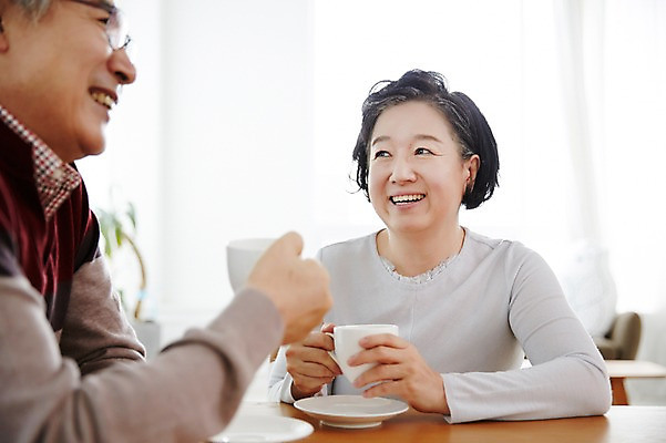 포토 JPG 스튜디오촬영 여자 할아버지 노년 남자 할머니 커피 티타임 휴식 실내 미소 들기 앉기 상반신 두명 앞모습 옆모습 실버라이프 노부부 다정 한국인 60대 노인만 국내포토 라이프스타일 부부 음료 뷰포인트 컨셉 모션 표정 사람 동양인 성인 내부 성인만 파일형식