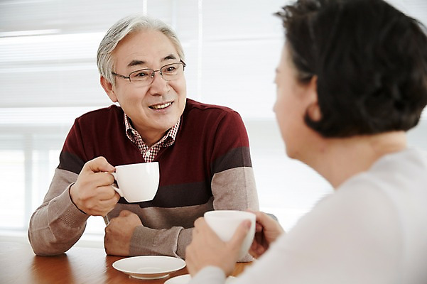 포토 JPG 스튜디오촬영 여자 할아버지 노년 남자 할머니 커피 티타임 휴식 실내 미소 들기 앉기 상반신 두명 앞모습 옆모습 실버라이프 노부부 다정 한국인 60대 노인만 국내포토 라이프스타일 부부 음료 뷰포인트 컨셉 모션 표정 사람 동양인 성인 내부 성인만 파일형식