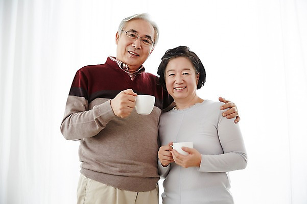 포토 JPG 스튜디오촬영 여자 할아버지 노년 남자 할머니 티타임 휴식 실내 서기 미소 들기 상반신 두명 앞모습 실버라이프 노부부 다정 한국인 60대 노인만 국내포토 라이프스타일 부부 뷰포인트 컨셉 모션 표정 사람 동양인 성인 내부 성인만 파일형식