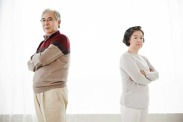 포토 JPG 스튜디오촬영 여자 할아버지 노년 남자 할머니 실내 서기 상반신 두명 옆모습 실버라이프 팔짱 노부부 한국인 등돌리기 분노 짜증 60대 싸움 부부싸움 삐침 토라짐 노인만 국내포토 라이프스타일 부부 감정 뷰포인트 컨셉 모션 사람 동양인 성인 내부 성인만 파일형식