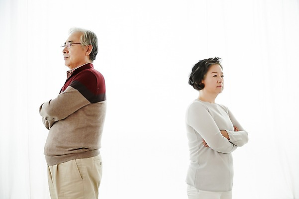 포토 JPG 스튜디오촬영 여자 할아버지 노년 남자 할머니 실내 서기 상반신 두명 옆모습 실버라이프 팔짱 노부부 한국인 등돌리기 분노 짜증 60대 싸움 부부싸움 삐침 토라짐 노인만 국내포토 라이프스타일 부부 감정 뷰포인트 컨셉 모션 사람 동양인 성인 내부 성인만 파일형식