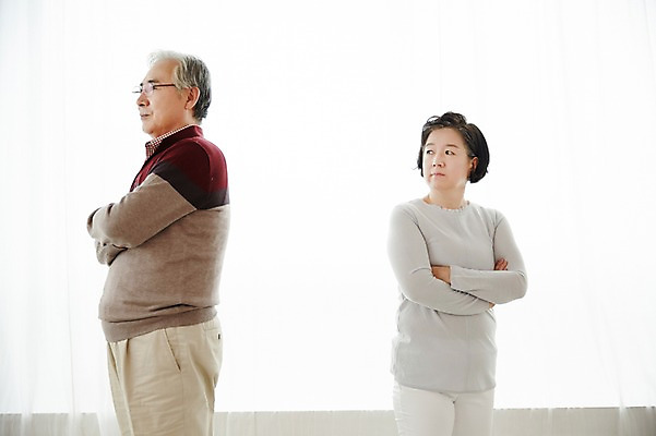 포토 JPG 스튜디오촬영 여자 할아버지 노년 남자 할머니 실내 서기 상반신 두명 옆모습 실버라이프 팔짱 노부부 한국인 등돌리기 분노 짜증 60대 싸움 부부싸움 삐침 토라짐 노인만 국내포토 라이프스타일 부부 감정 뷰포인트 컨셉 모션 사람 동양인 성인 내부 성인만 파일형식