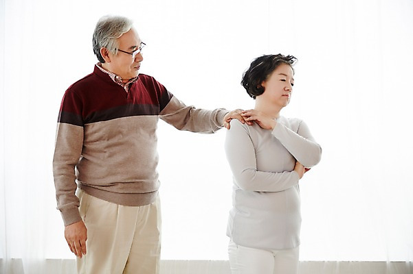 포토 JPG 스튜디오촬영 여자 할아버지 노년 남자 할머니 실내 서기 상반신 두명 앞모습 옆모습 실버라이프 노부부 한국인 짜증 60대 부부싸움 화해 삐침 토라짐 노인만 어깨에손 국내포토 라이프스타일 부부 감정 뷰포인트 컨셉 모션 사람 동양인 성인 내부 싸움 성인만 파일형식